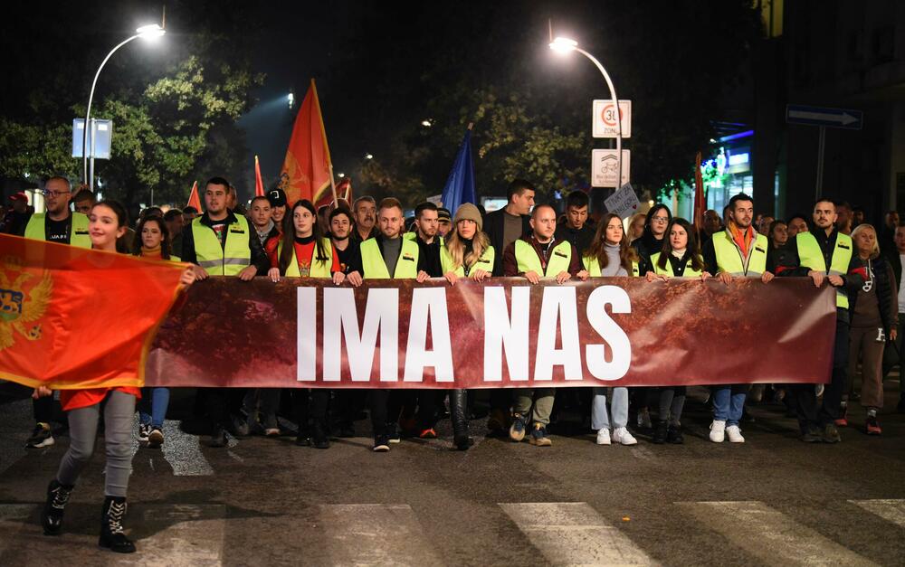 <p>Građani su se okupili ispred zgrade Skupštine, a zatim prošetali ulicom Stanka Dragojevića, preko Trga nezavisnosti, pa nazad do Skupštine</p>