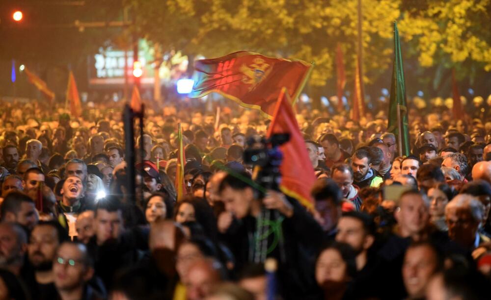 <p>Građani su se okupili ispred zgrade Skupštine, a zatim prošetali ulicom Stanka Dragojevića, preko Trga nezavisnosti, pa nazad do Skupštine</p>