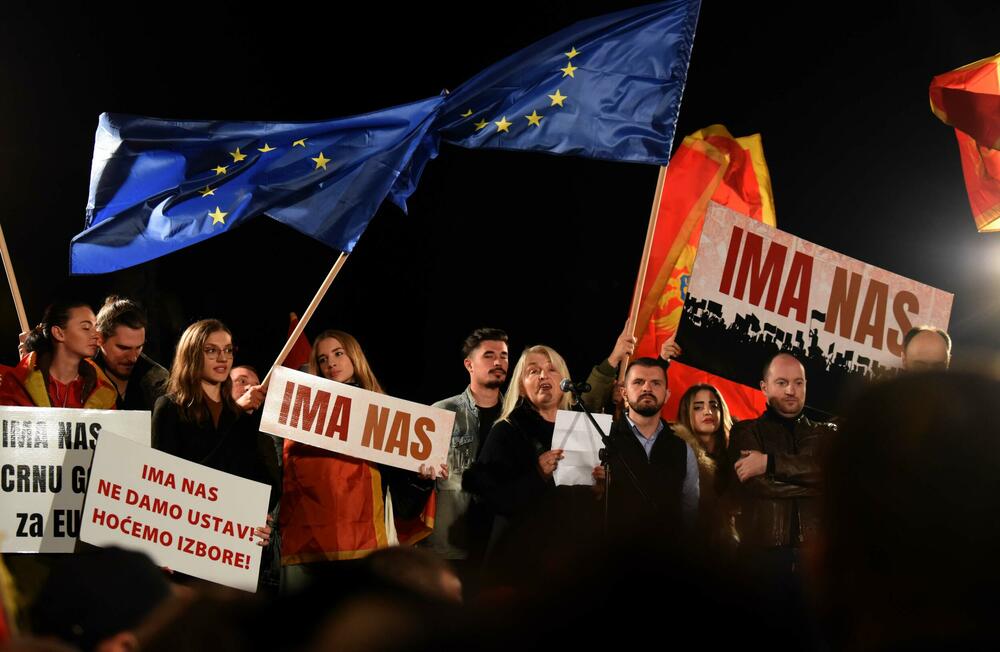 <p>Građani su se okupili ispred zgrade Skupštine, a zatim prošetali ulicom Stanka Dragojevića, preko Trga nezavisnosti, pa nazad do Skupštine</p>
