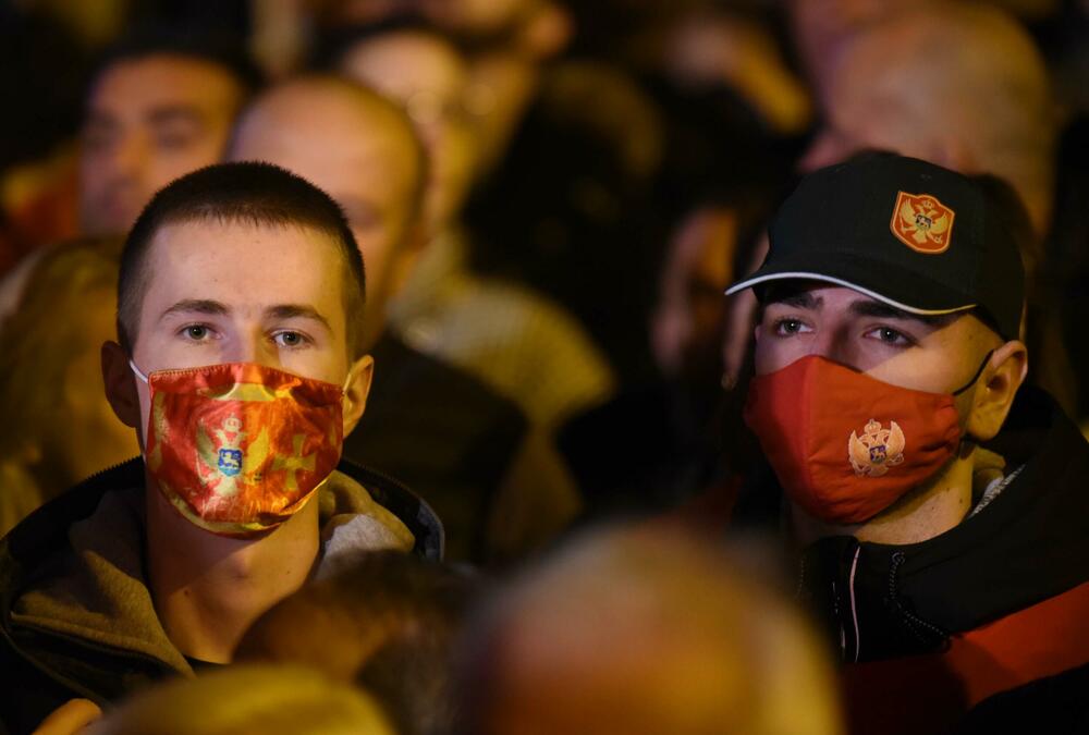 <p>Građani su se okupili ispred zgrade Skupštine, a zatim prošetali ulicom Stanka Dragojevića, preko Trga nezavisnosti, pa nazad do Skupštine</p>