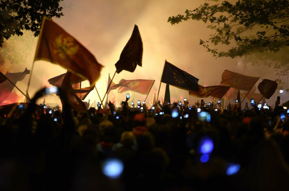 <p>Građani su se okupili ispred zgrade Skupštine, a zatim prošetali ulicom Stanka Dragojevića, preko Trga nezavisnosti, pa nazad do Skupštine</p>