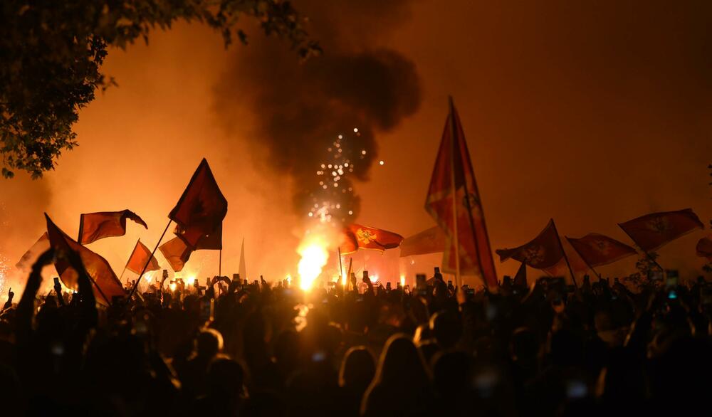 <p>Građani su se okupili ispred zgrade Skupštine, a zatim prošetali ulicom Stanka Dragojevića, preko Trga nezavisnosti, pa nazad do Skupštine</p>