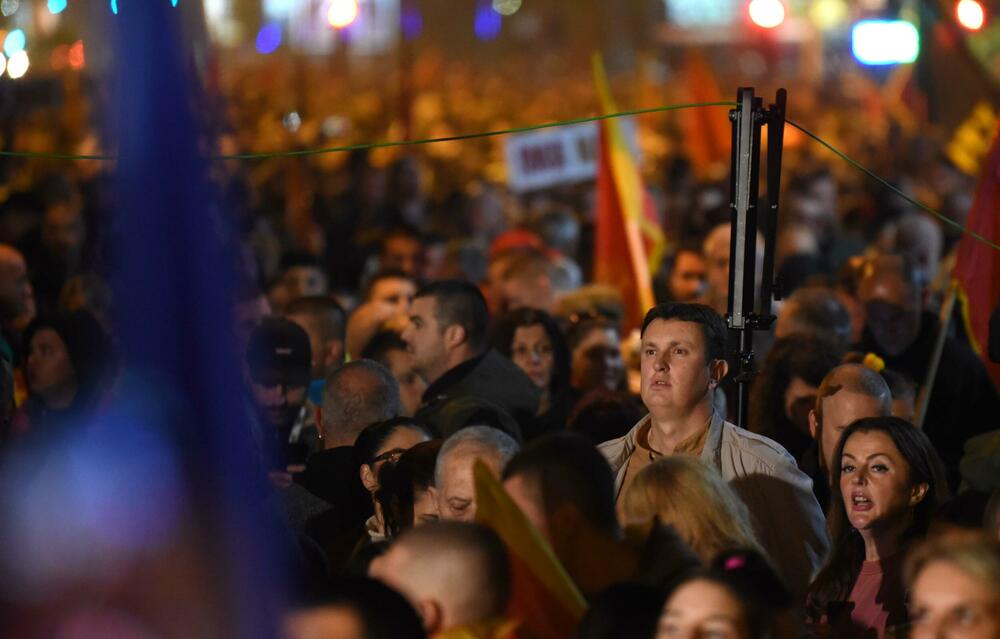 <p>Građani su se okupili ispred zgrade Skupštine, a zatim prošetali ulicom Stanka Dragojevića, preko Trga nezavisnosti, pa nazad do Skupštine</p>