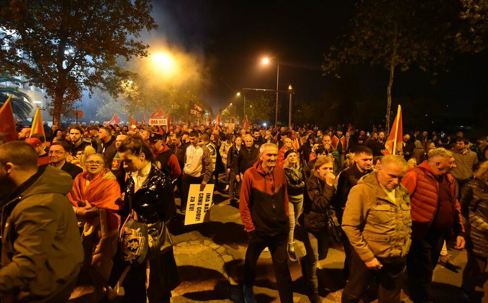 <p>Građani su se okupili ispred zgrade Skupštine, a zatim prošetali ulicom Stanka Dragojevića, preko Trga nezavisnosti, pa nazad do Skupštine</p>