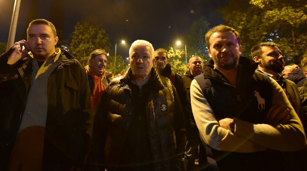 <p>Građani su se okupili ispred zgrade Skupštine, a zatim prošetali ulicom Stanka Dragojevića, preko Trga nezavisnosti, pa nazad do Skupštine</p>