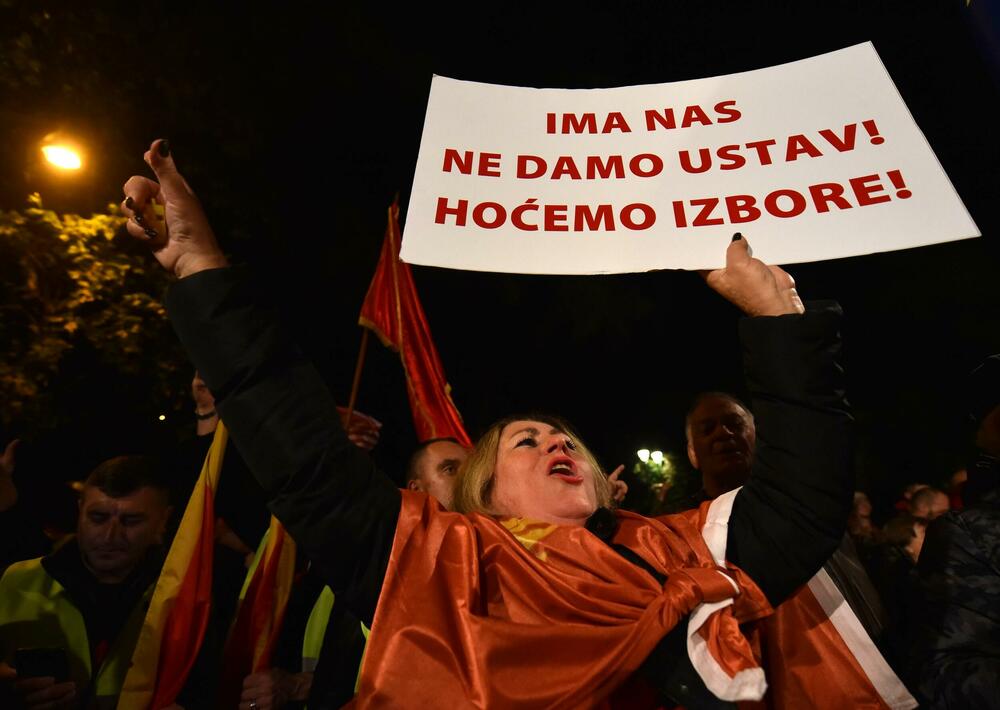 <p>Građani su se okupili ispred zgrade Skupštine, a zatim prošetali ulicom Stanka Dragojevića, preko Trga nezavisnosti, pa nazad do Skupštine</p>