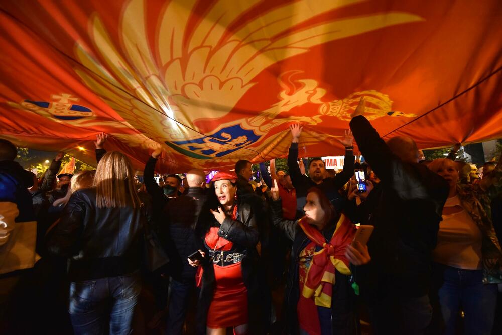 <p>Građani su se okupili ispred zgrade Skupštine, a zatim prošetali ulicom Stanka Dragojevića, preko Trga nezavisnosti, pa nazad do Skupštine</p>