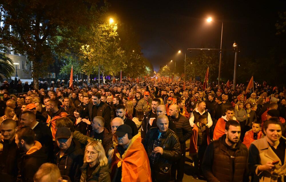 <p>Građani su se okupili ispred zgrade Skupštine, a zatim prošetali ulicom Stanka Dragojevića, preko Trga nezavisnosti, pa nazad do Skupštine</p>
