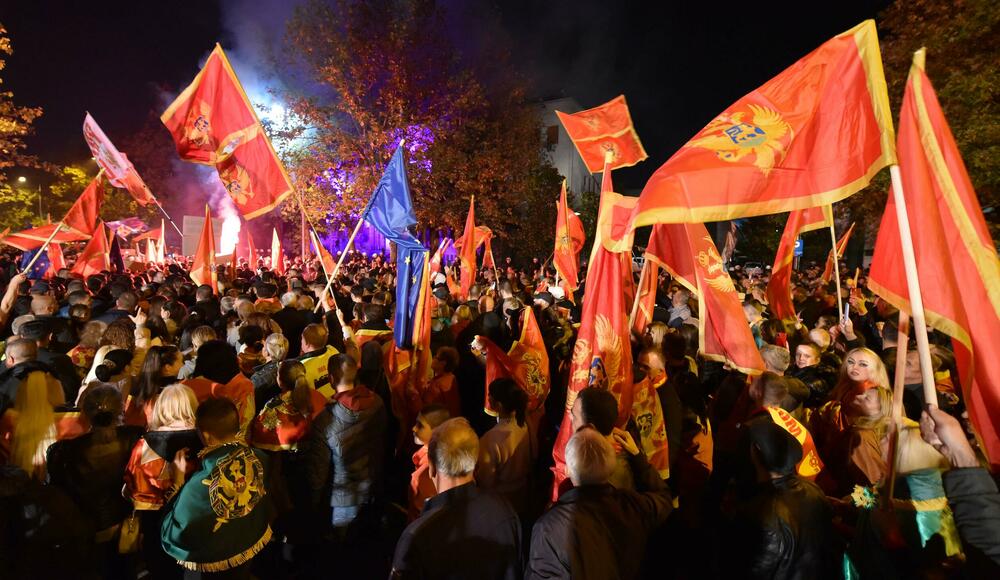 <p>Građani su se okupili ispred zgrade Skupštine, a zatim prošetali ulicom Stanka Dragojevića, preko Trga nezavisnosti, pa nazad do Skupštine</p>