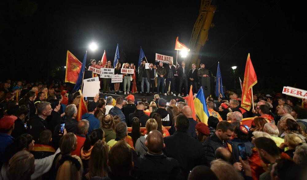 <p>Građani su se okupili ispred zgrade Skupštine, a zatim prošetali ulicom Stanka Dragojevića, preko Trga nezavisnosti, pa nazad do Skupštine</p>