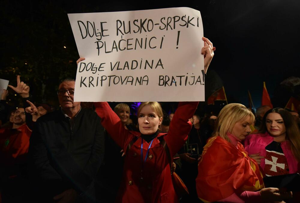 <p>Građani su se okupili ispred zgrade Skupštine, a zatim prošetali ulicom Stanka Dragojevića, preko Trga nezavisnosti, pa nazad do Skupštine</p>