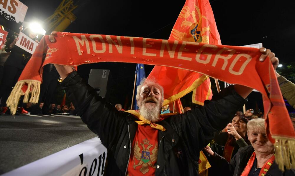 <p>Građani su se okupili ispred zgrade Skupštine, a zatim prošetali ulicom Stanka Dragojevića, preko Trga nezavisnosti, pa nazad do Skupštine</p>