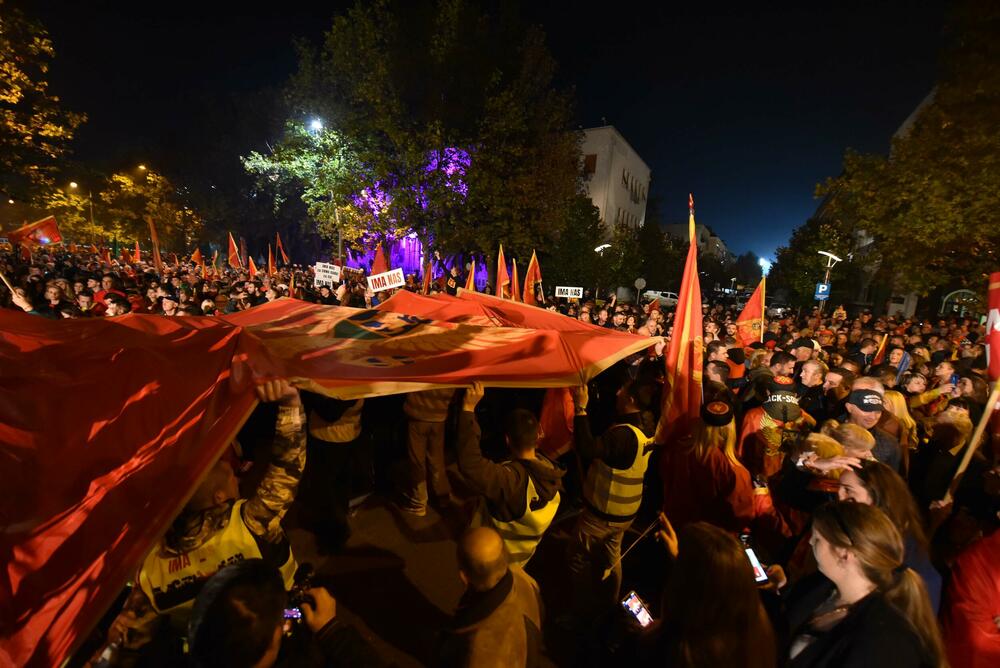 <p>Građani su se okupili ispred zgrade Skupštine, a zatim prošetali ulicom Stanka Dragojevića, preko Trga nezavisnosti, pa nazad do Skupštine</p>