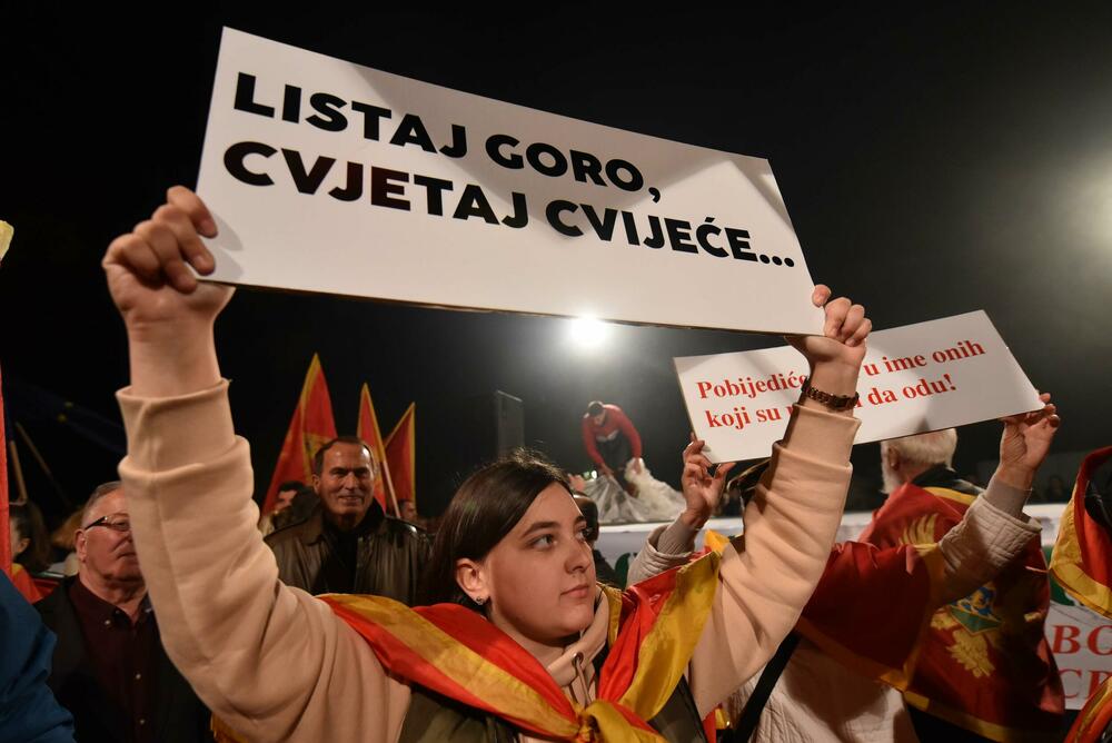 <p>Građani su se okupili ispred zgrade Skupštine, a zatim prošetali ulicom Stanka Dragojevića, preko Trga nezavisnosti, pa nazad do Skupštine</p>