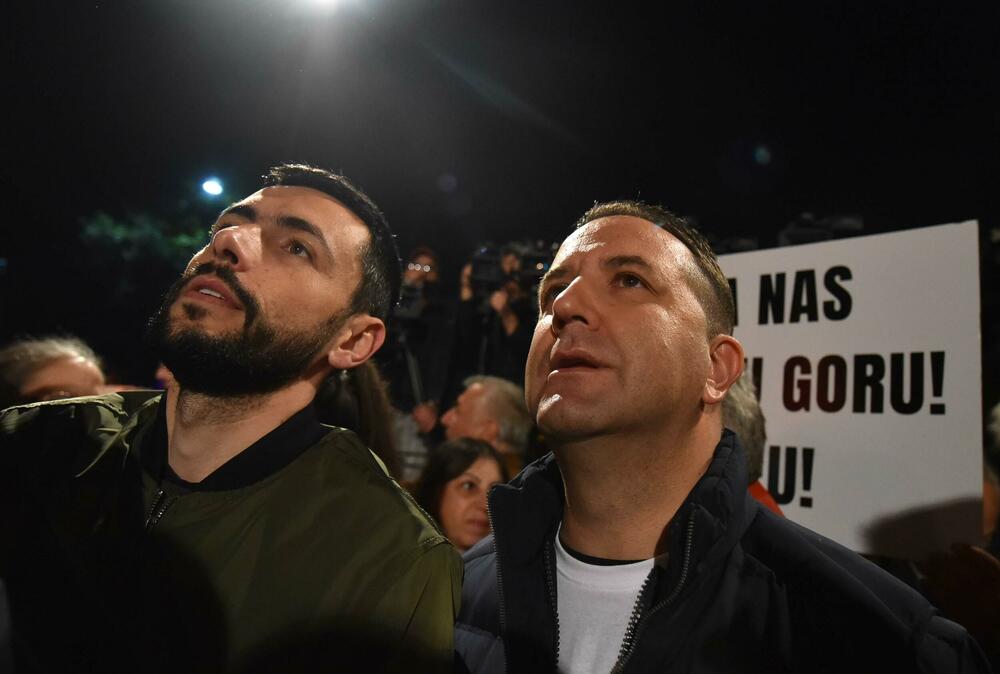 <p>Građani su se okupili ispred zgrade Skupštine, a zatim prošetali ulicom Stanka Dragojevića, preko Trga nezavisnosti, pa nazad do Skupštine</p>