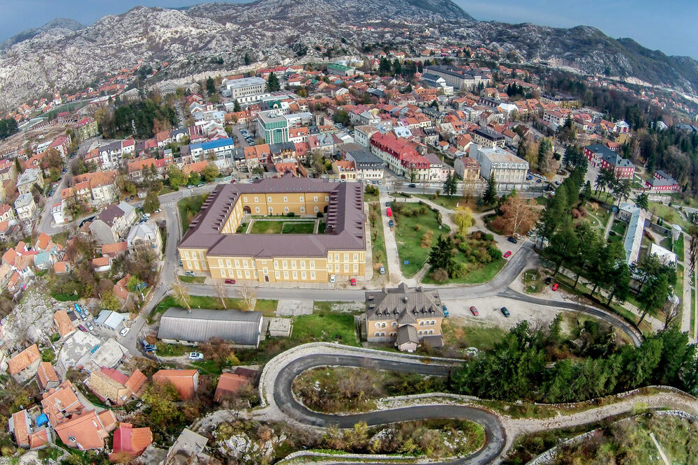 Rješenje za troje djece na Cetinju, ali samo dva asistenta, Foto: Shutterstock