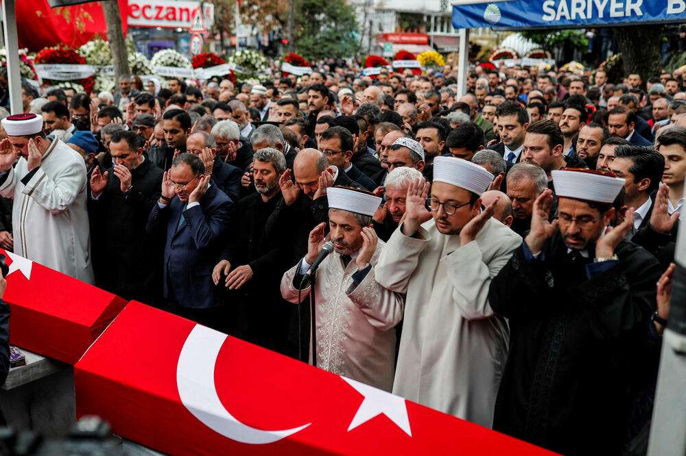 Sa sahrane žrtava bombaškog napada u Istanbulu, Foto: Reuters