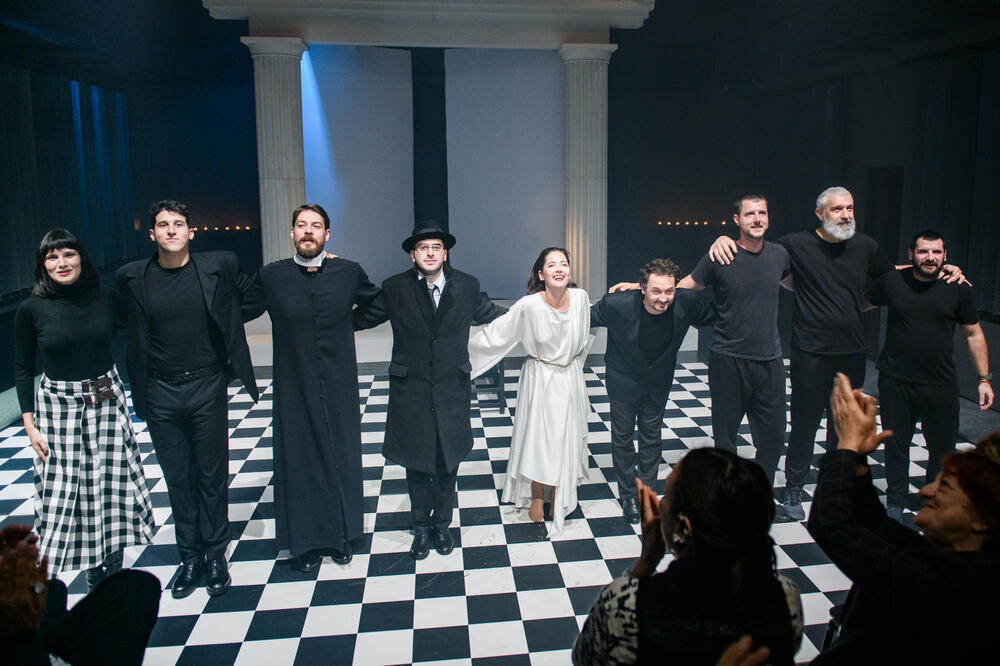 Sa poklona nakon premijerne izvedbe, Foto: Krsto Vulović