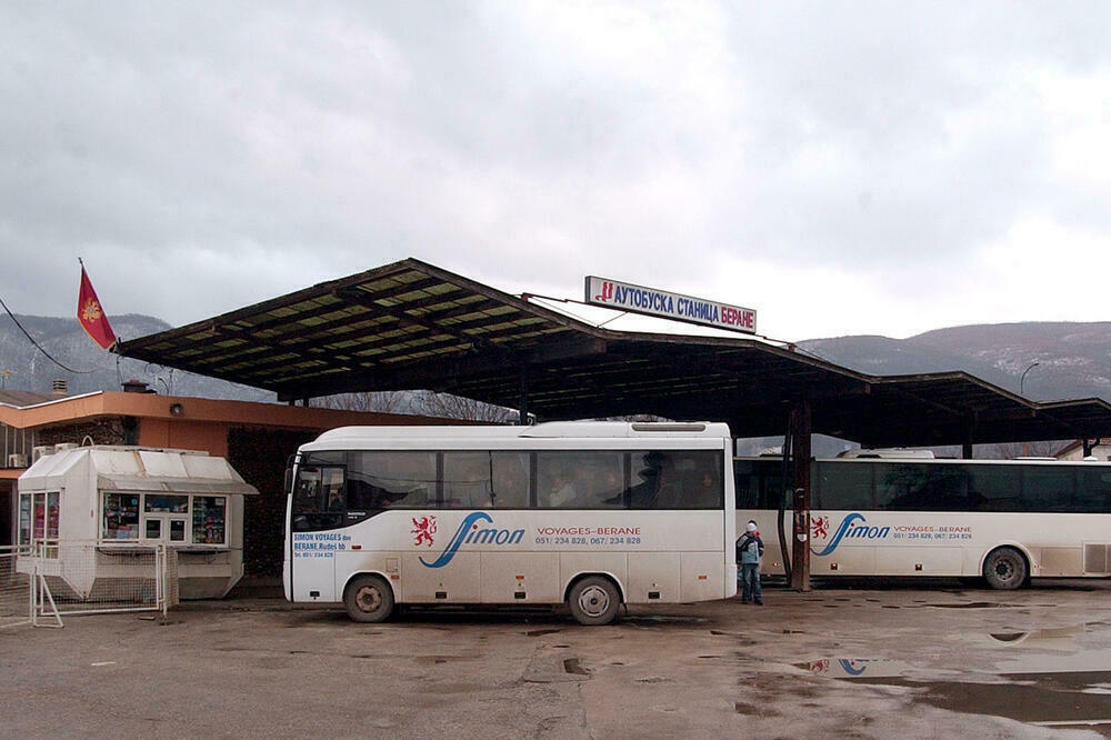 Autobusi Simon Vojaža na stanici u Beranama, Foto: Boris Pejović