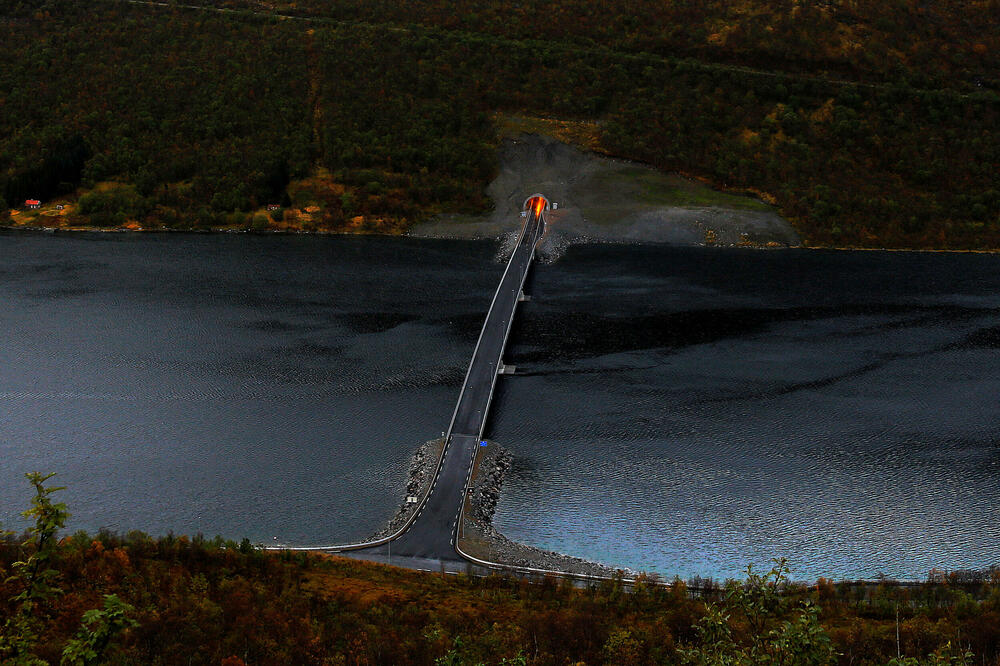 Most povezuje djelove ostrva Senja preko fjorda, sjeverno od Arktičkog kruga