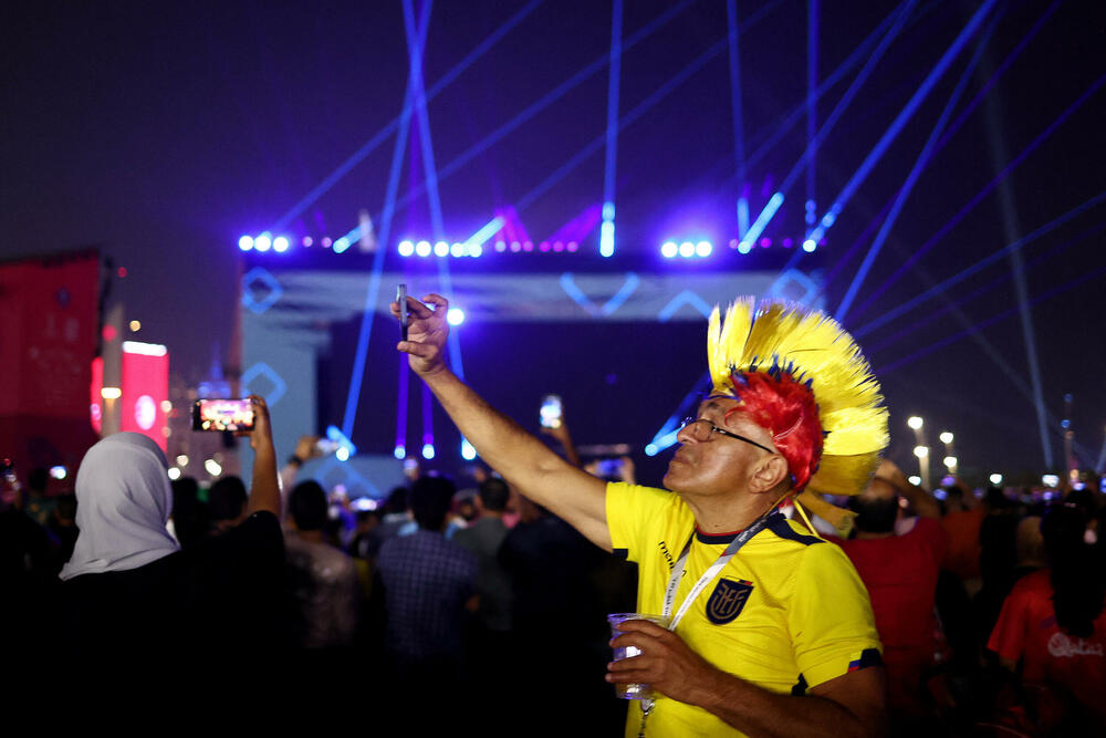 <p>Utakmicom Katar - Ekvador u nedjelju u 17 sati počinje Svjetsko prvenstvo u fudbalu.</p>  <p>Katar je centar svijeta do 18. decembra, očekuje se da će više od milion ljudi sa svih krajeva planete doputovati u Dohu kako bi uživali u spektaklu.</p>  <p>Bilo je dosta kontroverzi pred početak, priča o ljudskim pravima LGBT osoba i radnika migranata još je aktuelna, komentariše se odluka i da se zabrani upotreba alkoholnih pića (piva) u okolini stadiona, ali festival ništa ne može da zaustavi.</p>  <p>Velika navijačka žurka održava se u Dohi, a na bini sa Zlatnom boginjom pojavile su se legende, nekadašnji svjetski šampioni - David Trezege, Kafu, Marko Materaci, Juri Đorkaef i Iker Kasiljas.</p>