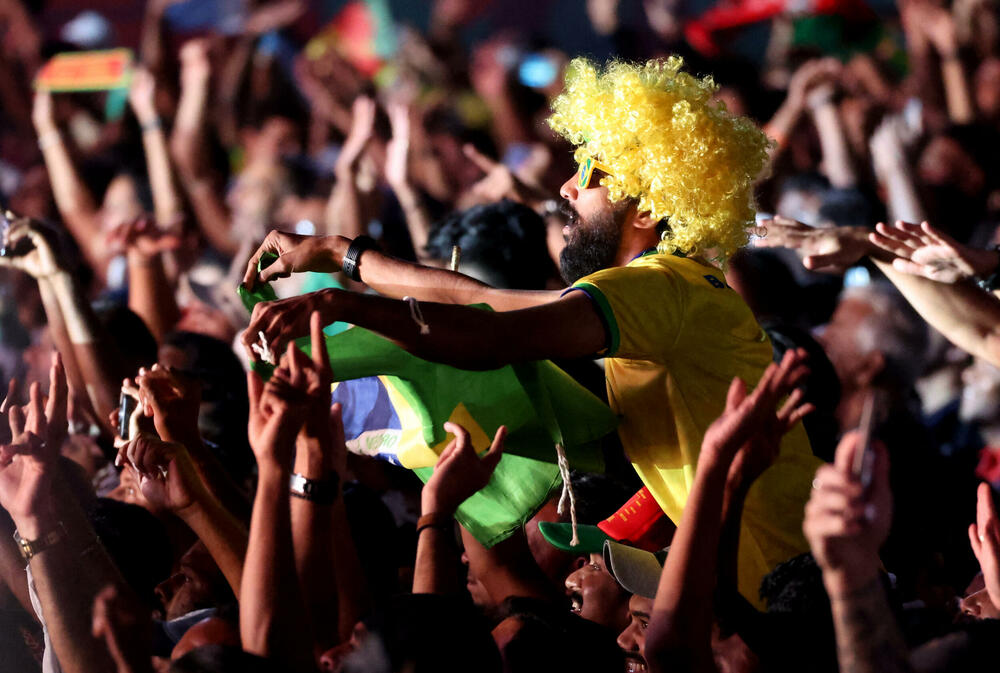 <p>Utakmicom Katar - Ekvador u nedjelju u 17 sati počinje Svjetsko prvenstvo u fudbalu.</p>  <p>Katar je centar svijeta do 18. decembra, očekuje se da će više od milion ljudi sa svih krajeva planete doputovati u Dohu kako bi uživali u spektaklu.</p>  <p>Bilo je dosta kontroverzi pred početak, priča o ljudskim pravima LGBT osoba i radnika migranata još je aktuelna, komentariše se odluka i da se zabrani upotreba alkoholnih pića (piva) u okolini stadiona, ali festival ništa ne može da zaustavi.</p>  <p>Velika navijačka žurka održava se u Dohi, a na bini sa Zlatnom boginjom pojavile su se legende, nekadašnji svjetski šampioni - David Trezege, Kafu, Marko Materaci, Juri Đorkaef i Iker Kasiljas.</p>