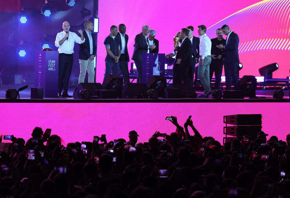 <p>Utakmicom Katar - Ekvador u nedjelju u 17 sati počinje Svjetsko prvenstvo u fudbalu.</p>  <p>Katar je centar svijeta do 18. decembra, očekuje se da će više od milion ljudi sa svih krajeva planete doputovati u Dohu kako bi uživali u spektaklu.</p>  <p>Bilo je dosta kontroverzi pred početak, priča o ljudskim pravima LGBT osoba i radnika migranata još je aktuelna, komentariše se odluka i da se zabrani upotreba alkoholnih pića (piva) u okolini stadiona, ali festival ništa ne može da zaustavi.</p>  <p>Velika navijačka žurka održava se u Dohi, a na bini sa Zlatnom boginjom pojavile su se legende, nekadašnji svjetski šampioni - David Trezege, Kafu, Marko Materaci, Juri Đorkaef i Iker Kasiljas.</p>