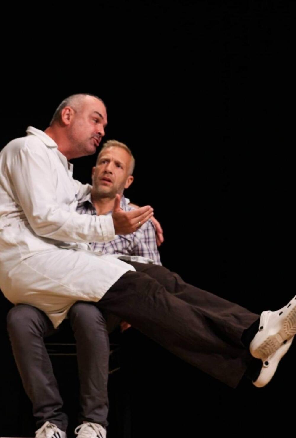 Scena iz predstave 'Ko je ovde idiot'