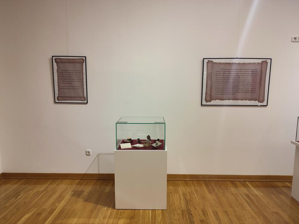 <p>"Skromnost u veličini dvora, nadoknađivala je njegova unutrašnjost, koja je pored luksuza, odisala ukusom i dostojantsvom, prema svjedočanstvima mnogih posjetilaca"</p>