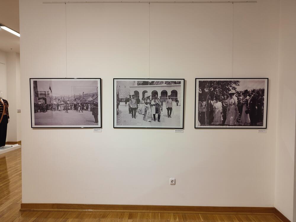 <p>"Skromnost u veličini dvora, nadoknađivala je njegova unutrašnjost, koja je pored luksuza, odisala ukusom i dostojantsvom, prema svjedočanstvima mnogih posjetilaca"</p>