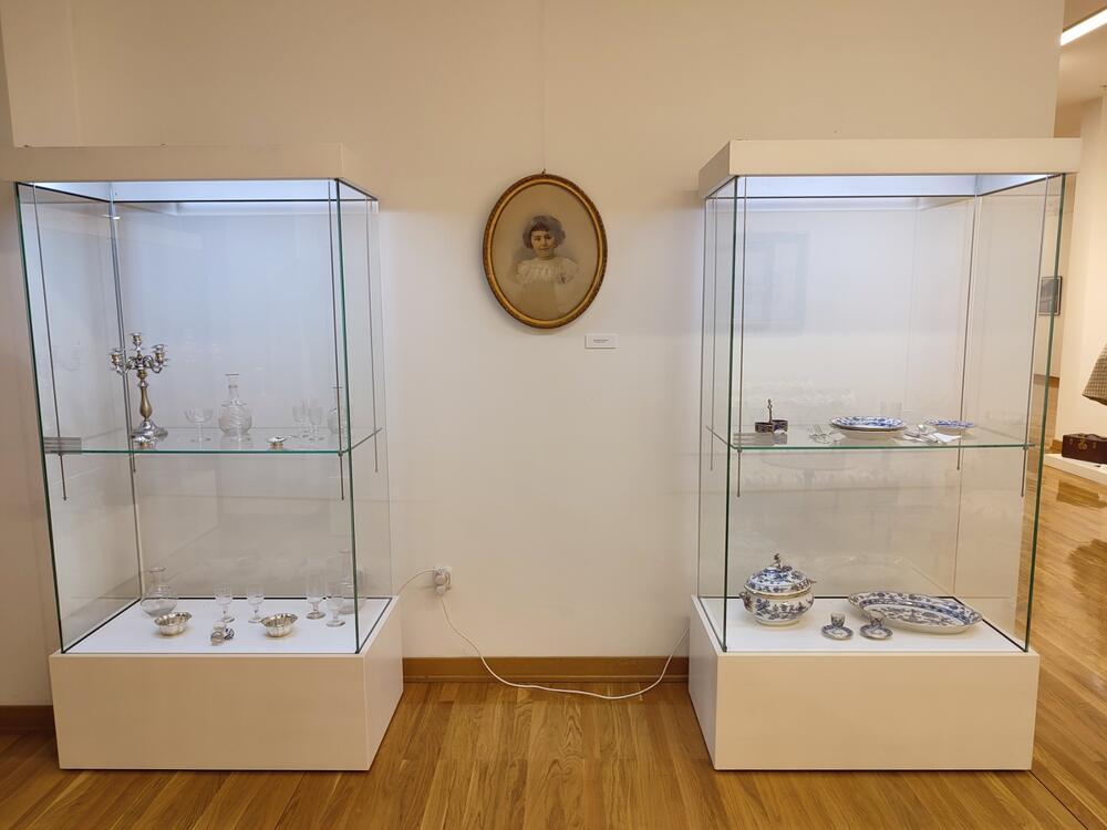 <p>"Skromnost u veličini dvora, nadoknađivala je njegova unutrašnjost, koja je pored luksuza, odisala ukusom i dostojantsvom, prema svjedočanstvima mnogih posjetilaca"</p>