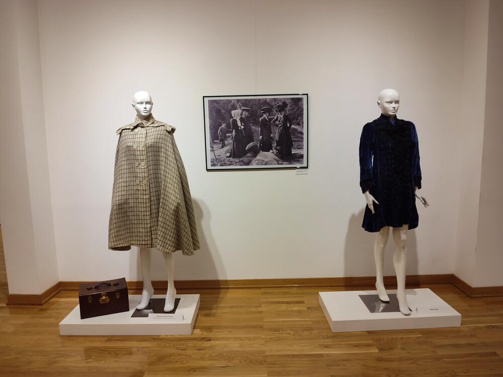 <p>"Skromnost u veličini dvora, nadoknađivala je njegova unutrašnjost, koja je pored luksuza, odisala ukusom i dostojantsvom, prema svjedočanstvima mnogih posjetilaca"</p>