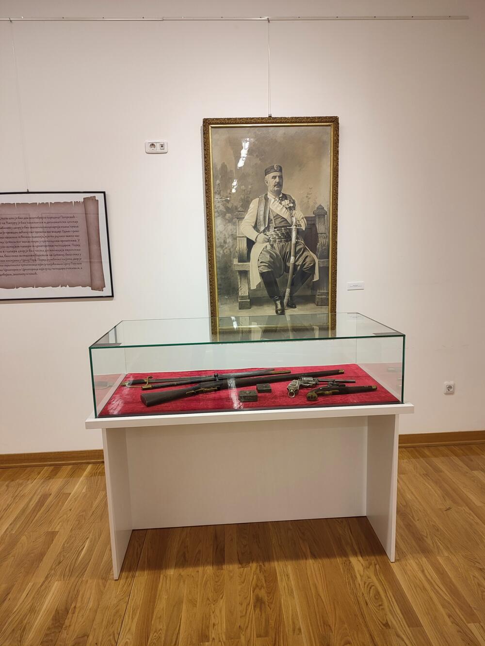 <p>"Skromnost u veličini dvora, nadoknađivala je njegova unutrašnjost, koja je pored luksuza, odisala ukusom i dostojantsvom, prema svjedočanstvima mnogih posjetilaca"</p>