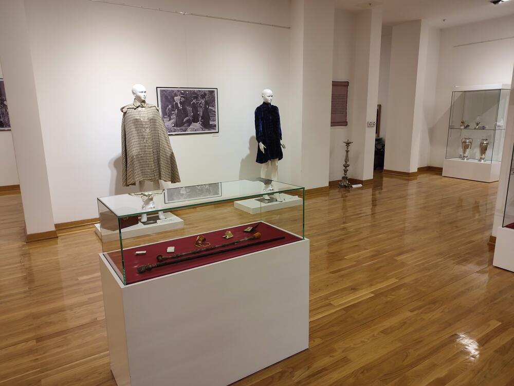 <p>"Skromnost u veličini dvora, nadoknađivala je njegova unutrašnjost, koja je pored luksuza, odisala ukusom i dostojantsvom, prema svjedočanstvima mnogih posjetilaca"</p>