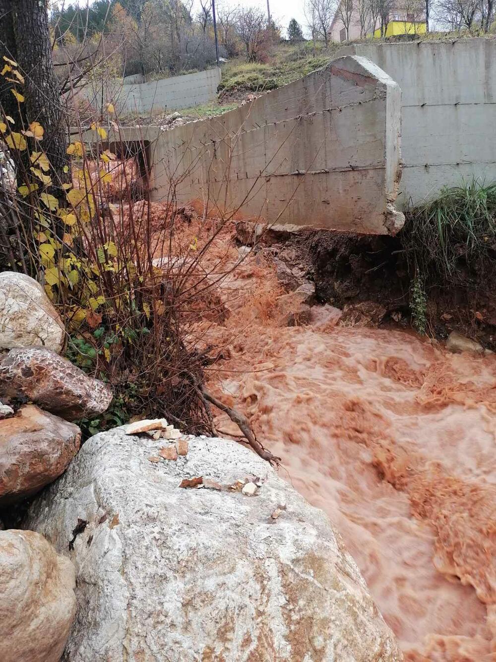 <p>Kako je predsjednik Opštine Nikšić Marko Kovačević objavio na svom Fejsbuk profilu "nakon ogromne kiše koja je pala, opštinske mašine pomažu u sanaciji kritičnih tačaka u selu Kuta"</p>