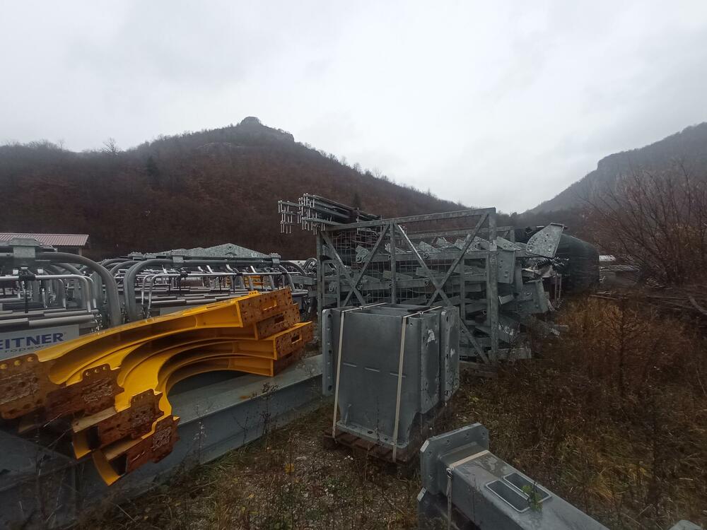 <p>Predstavnici državne firme već dva mjeseca ne mogu da preuzemu kompletne instalacije, a pitanje je kada će i kako to moći da učine... Izvršna direktorica Bećirovićeve kompanije Milica Šćepanović kaže da to neće moći da učine sve dok se “zvanično ne obrate”, što Skijališta odbijaju da urade</p>