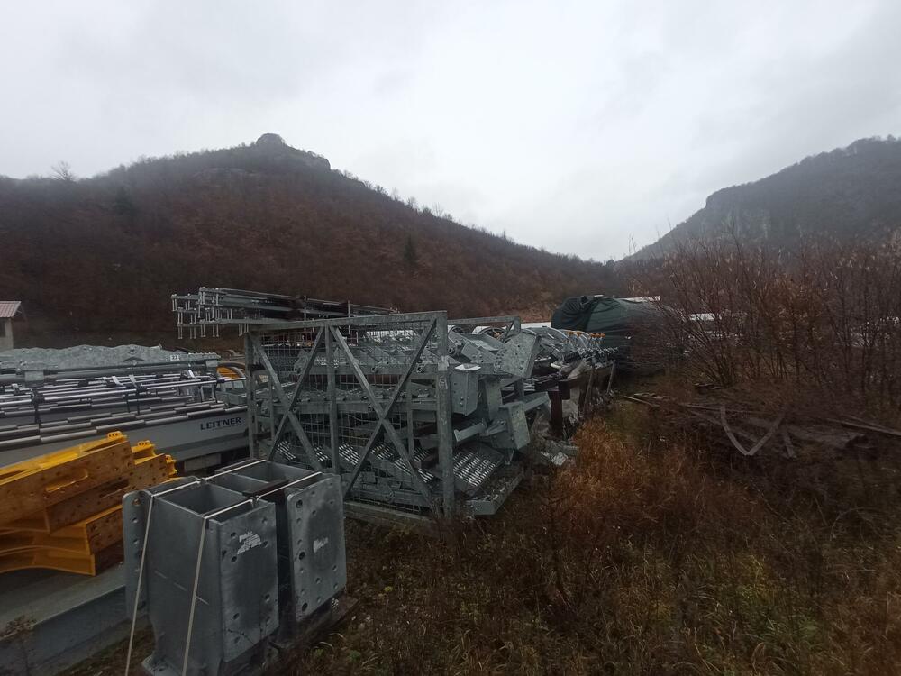 <p>Predstavnici državne firme već dva mjeseca ne mogu da preuzemu kompletne instalacije, a pitanje je kada će i kako to moći da učine... Izvršna direktorica Bećirovićeve kompanije Milica Šćepanović kaže da to neće moći da učine sve dok se “zvanično ne obrate”, što Skijališta odbijaju da urade</p>