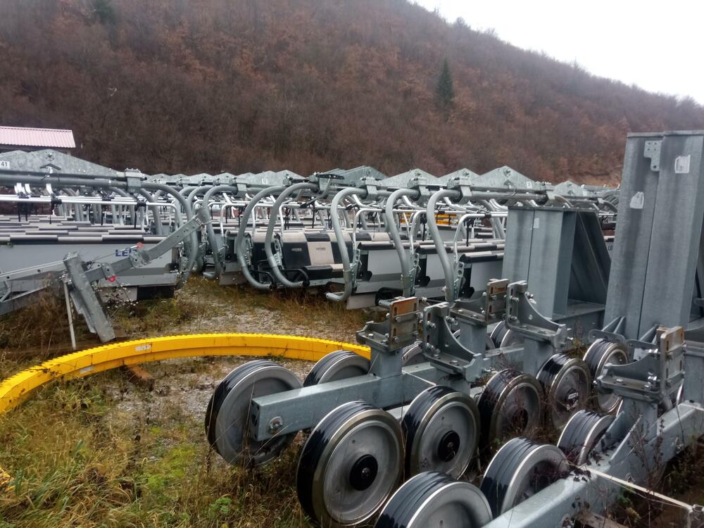 <p>Predstavnici državne firme već dva mjeseca ne mogu da preuzemu kompletne instalacije, a pitanje je kada će i kako to moći da učine... Izvršna direktorica Bećirovićeve kompanije Milica Šćepanović kaže da to neće moći da učine sve dok se “zvanično ne obrate”, što Skijališta odbijaju da urade</p>