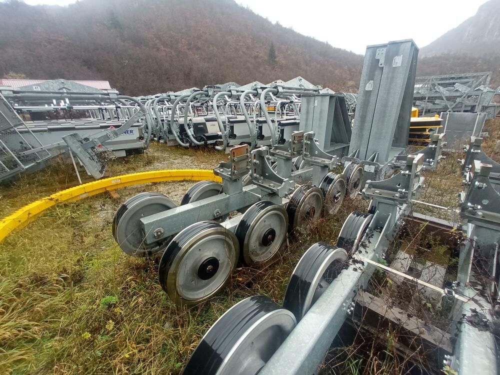 <p>Predstavnici državne firme već dva mjeseca ne mogu da preuzemu kompletne instalacije, a pitanje je kada će i kako to moći da učine... Izvršna direktorica Bećirovićeve kompanije Milica Šćepanović kaže da to neće moći da učine sve dok se “zvanično ne obrate”, što Skijališta odbijaju da urade</p>