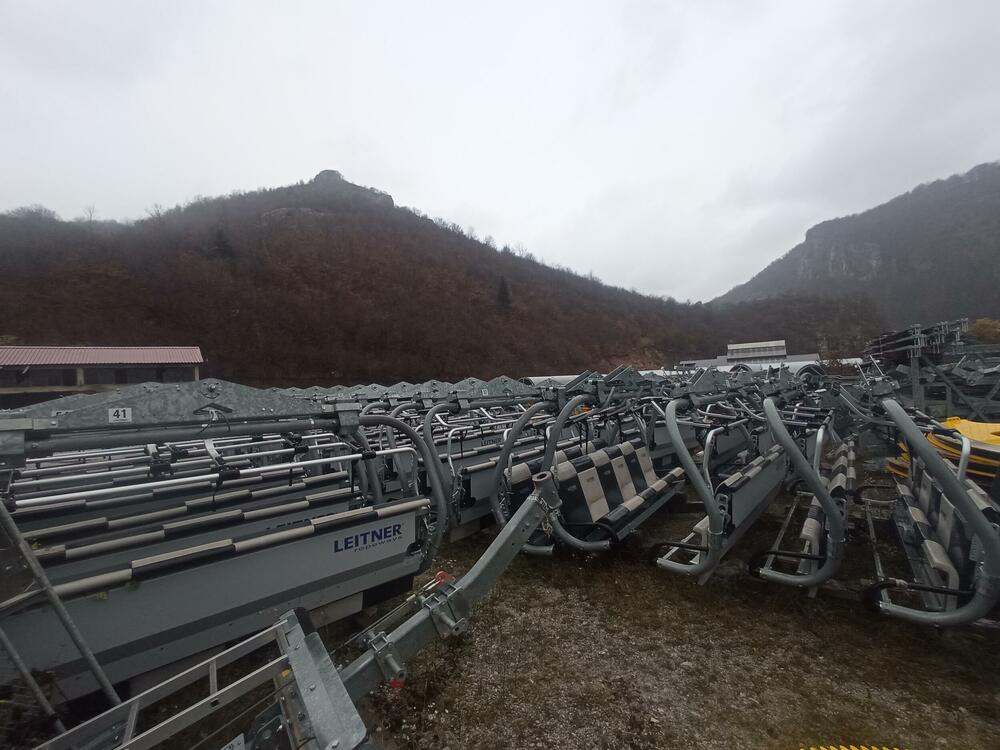 <p>Predstavnici državne firme već dva mjeseca ne mogu da preuzemu kompletne instalacije, a pitanje je kada će i kako to moći da učine... Izvršna direktorica Bećirovićeve kompanije Milica Šćepanović kaže da to neće moći da učine sve dok se “zvanično ne obrate”, što Skijališta odbijaju da urade</p>