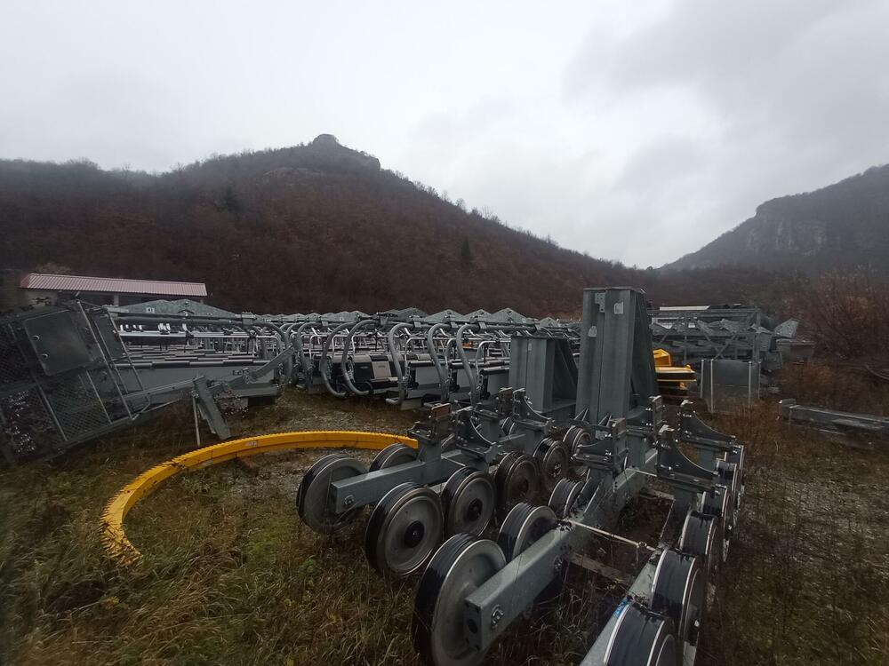 <p>Predstavnici državne firme već dva mjeseca ne mogu da preuzemu kompletne instalacije, a pitanje je kada će i kako to moći da učine... Izvršna direktorica Bećirovićeve kompanije Milica Šćepanović kaže da to neće moći da učine sve dok se “zvanično ne obrate”, što Skijališta odbijaju da urade</p>