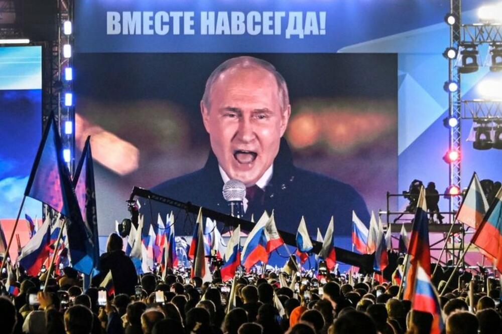 Vladimir Putin se obratio masi u Moskvi, sa riječima "Zajedno zauvijek" ispisanim na vrhu ekrana, Foto: Getty Images
