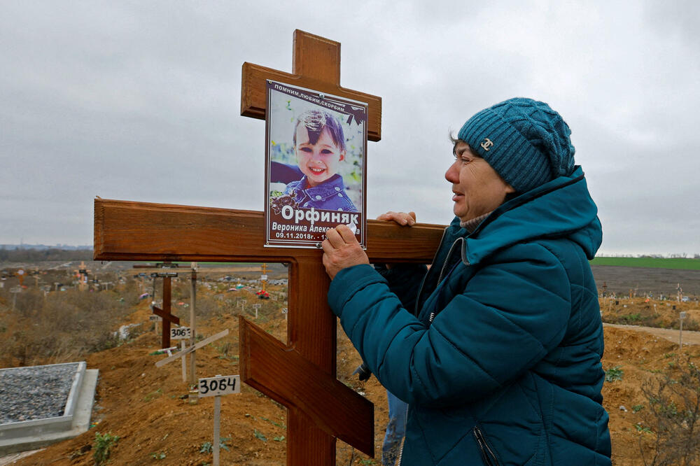 Irina Orfinjak na grobu svoje unuke Veronike na groblju Starokrimske na sjeverozapadu Mariupolja 9. novembra, Foto: Reuters