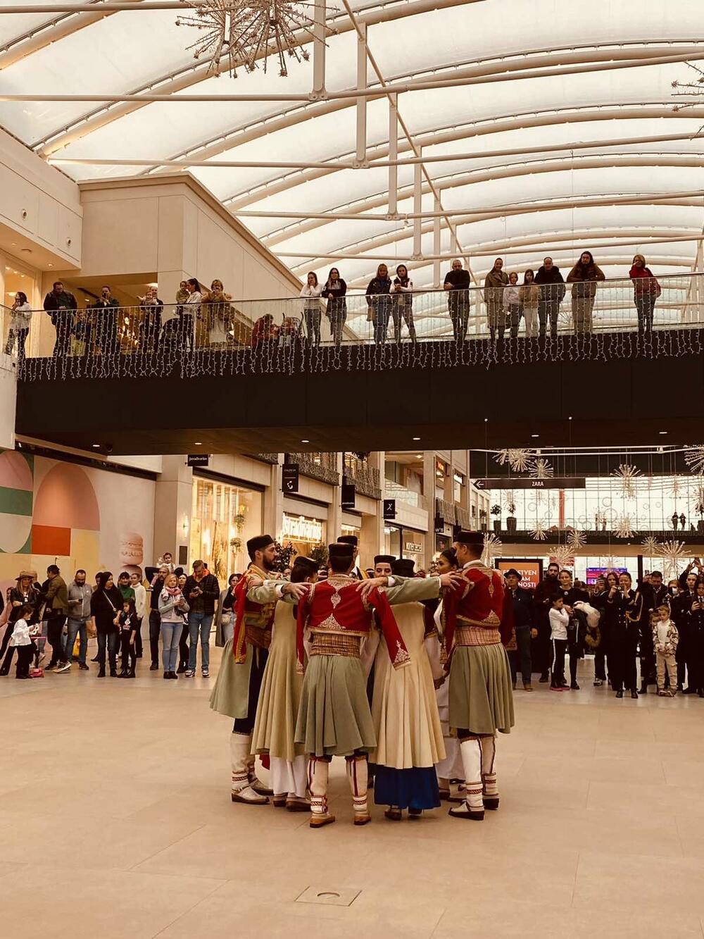 <p>Cjelokupna turistička ponuda Crne Gore, sa akcentom na predstojeću zimsku sezonu, ponudu skijališta i atraktivni novogodišnji program, se predstavlja na promotivnim događajima u Novom Sadu i Beogradu koje je organizovala Nacionalna turistička organizacija Crne Gore.</p>