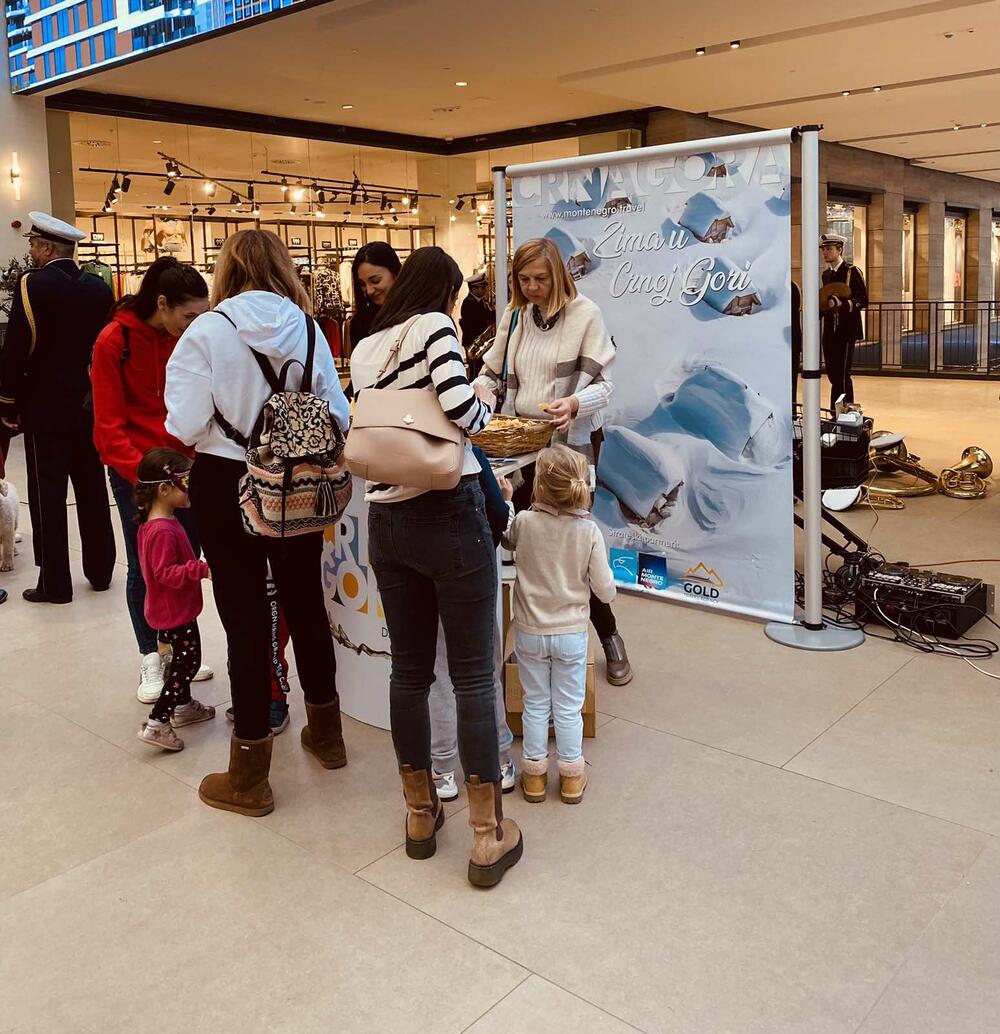 <p>Cjelokupna turistička ponuda Crne Gore, sa akcentom na predstojeću zimsku sezonu, ponudu skijališta i atraktivni novogodišnji program, se predstavlja na promotivnim događajima u Novom Sadu i Beogradu koje je organizovala Nacionalna turistička organizacija Crne Gore.</p>