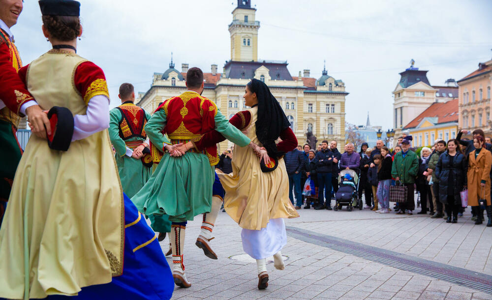 <p>Cjelokupna turistička ponuda Crne Gore, sa akcentom na predstojeću zimsku sezonu, ponudu skijališta i atraktivni novogodišnji program, se predstavlja na promotivnim događajima u Novom Sadu i Beogradu koje je organizovala Nacionalna turistička organizacija Crne Gore.</p>