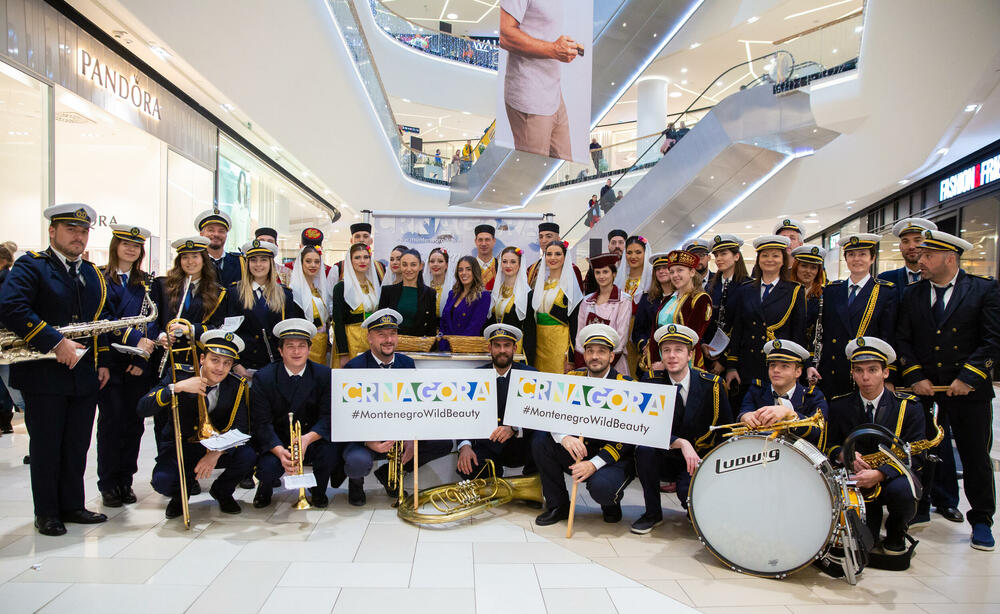 <p>Cjelokupna turistička ponuda Crne Gore, sa akcentom na predstojeću zimsku sezonu, ponudu skijališta i atraktivni novogodišnji program, se predstavlja na promotivnim događajima u Novom Sadu i Beogradu koje je organizovala Nacionalna turistička organizacija Crne Gore.</p>