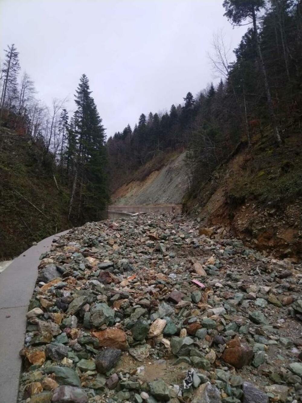 <p>Mještani tvrde da se rijeka izlila na tu saobraćajnicu i teče putem skoro 1,5 kilometar. Oni objašnjavaju i da je voda otkrila dio cijevi male hidroelektrane (mHE) izgrađene na rijeci</p>