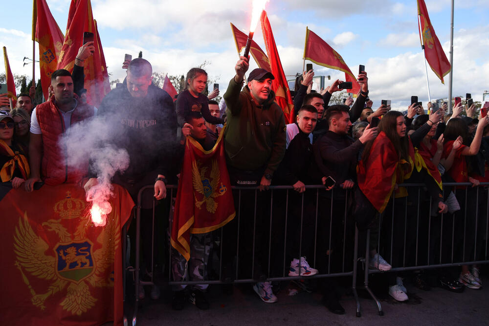"Lavice" na aerodromu, Foto: Luka Zeković