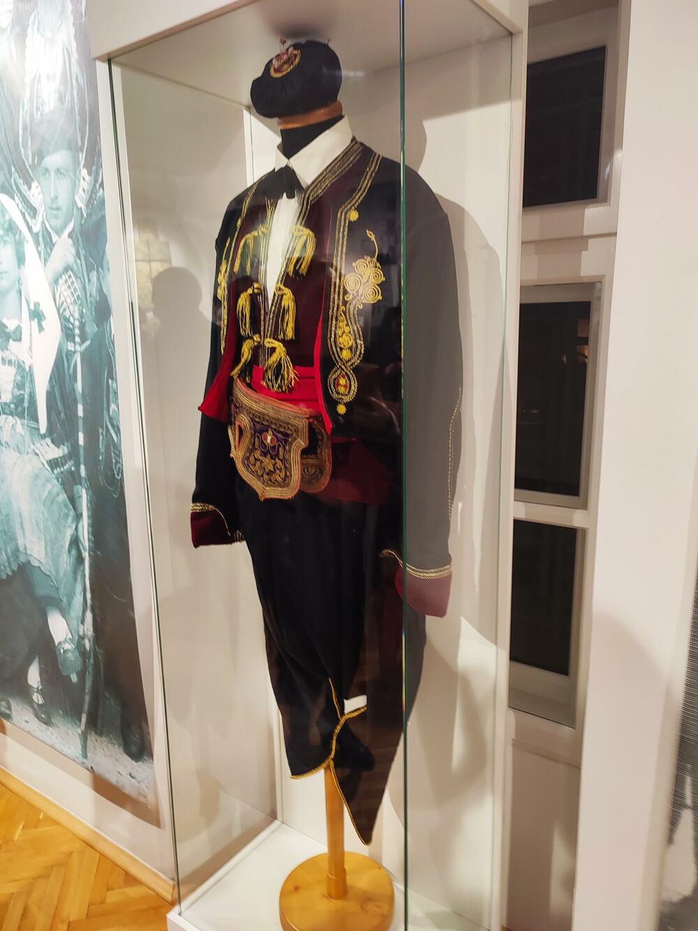 <p>Autor izložbe Neven Staničič je istakao da iako je Podružnica u Tivtu osnovana tek 1972. godine, mještani sa područja današnje opštine Tivat vjekovima učestvuju u radu Bokeljske mornarice o čemu svjedoči bogata arhivska građa</p>